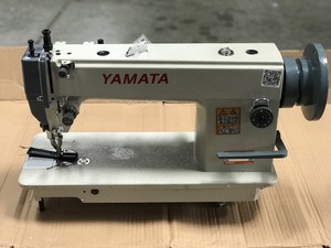 99549: Yamata FY0302 Walking Foot Upholstery Sewing Machine +Knock Down Stand